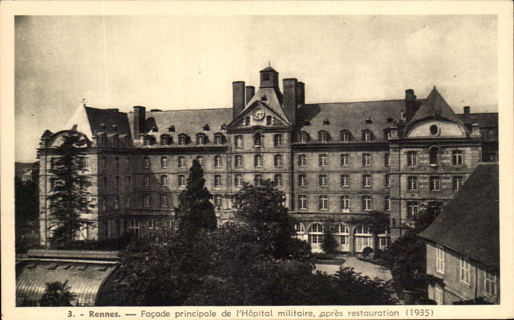 Rennes — Façade principale de l'Hôpital militaire, après restauration (1935)