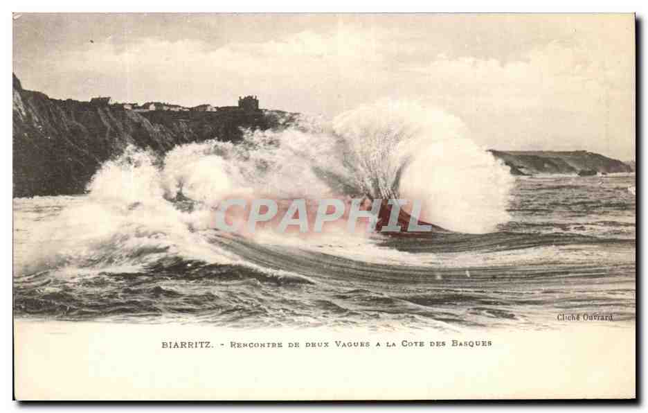 CPA Biarritz Rercontre De Deux Vagues A La Cote Des Basques