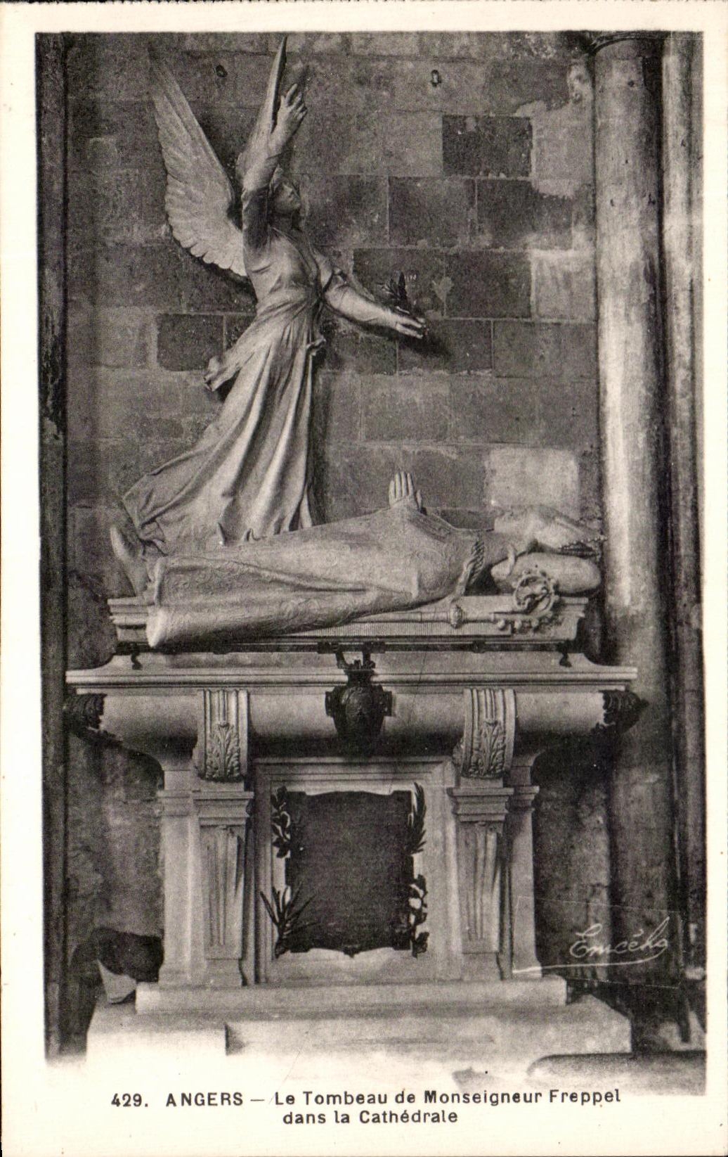 CPA Angers Le tombeau De Monseigneur Freppel Dans Le Cathedrale