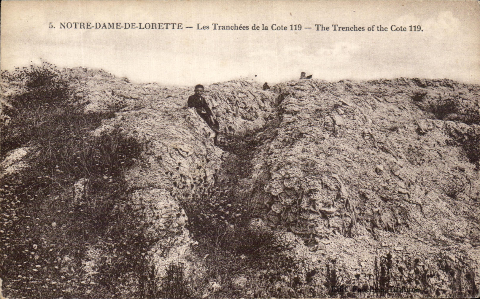 NOTRE-DAME-DE-LORETTE — Les Tranchées de la Cote 119 — The Trenches of the Cote 119. — Éditeur : Ed. H. Hame.