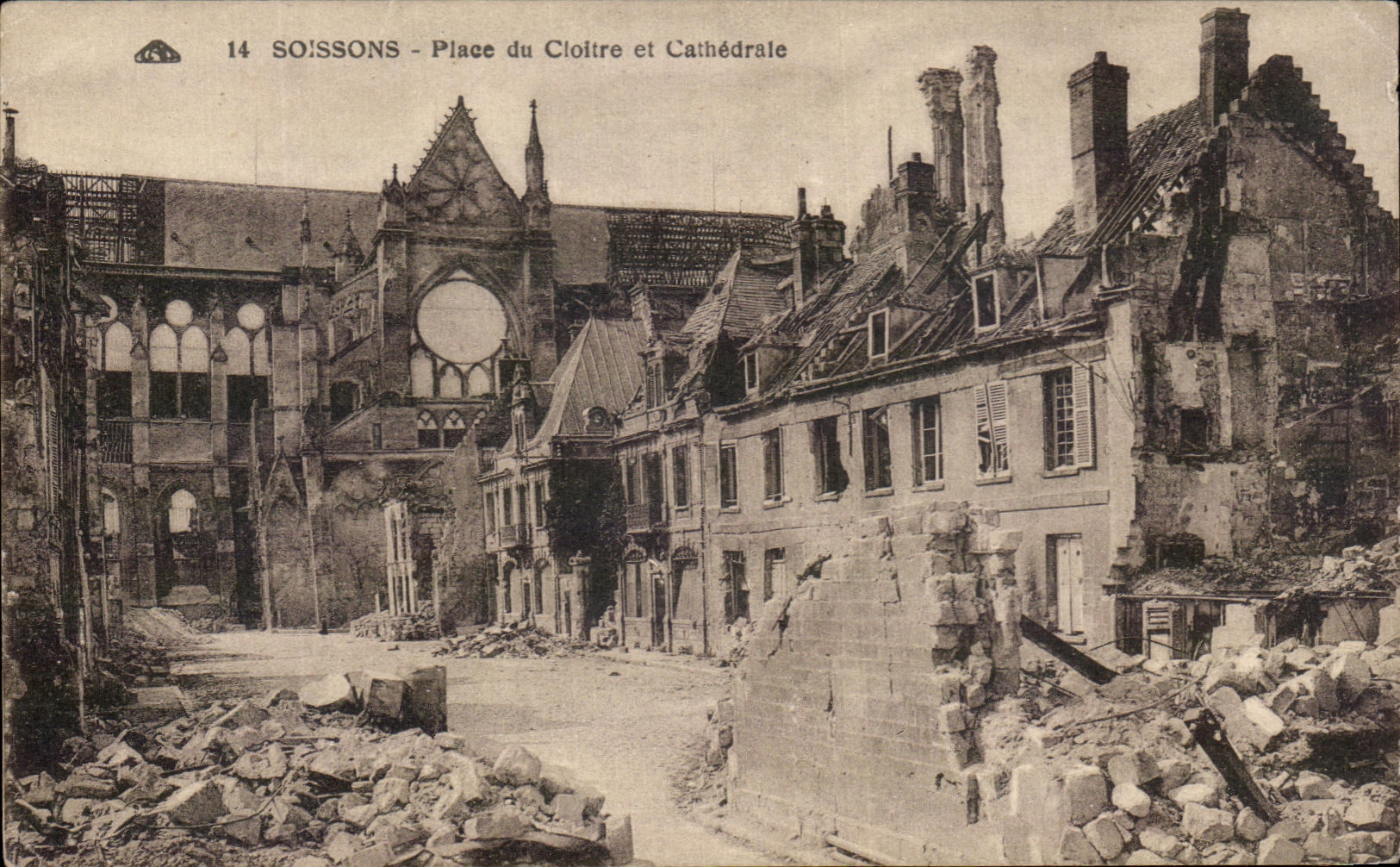 CPA Soissons Place du Cloitre et Cathedrale Militaria