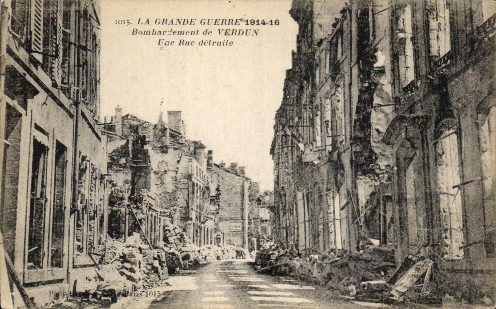 CPA La Grande Guerre Bombardement de Verdun Une Rue detruite Militaria