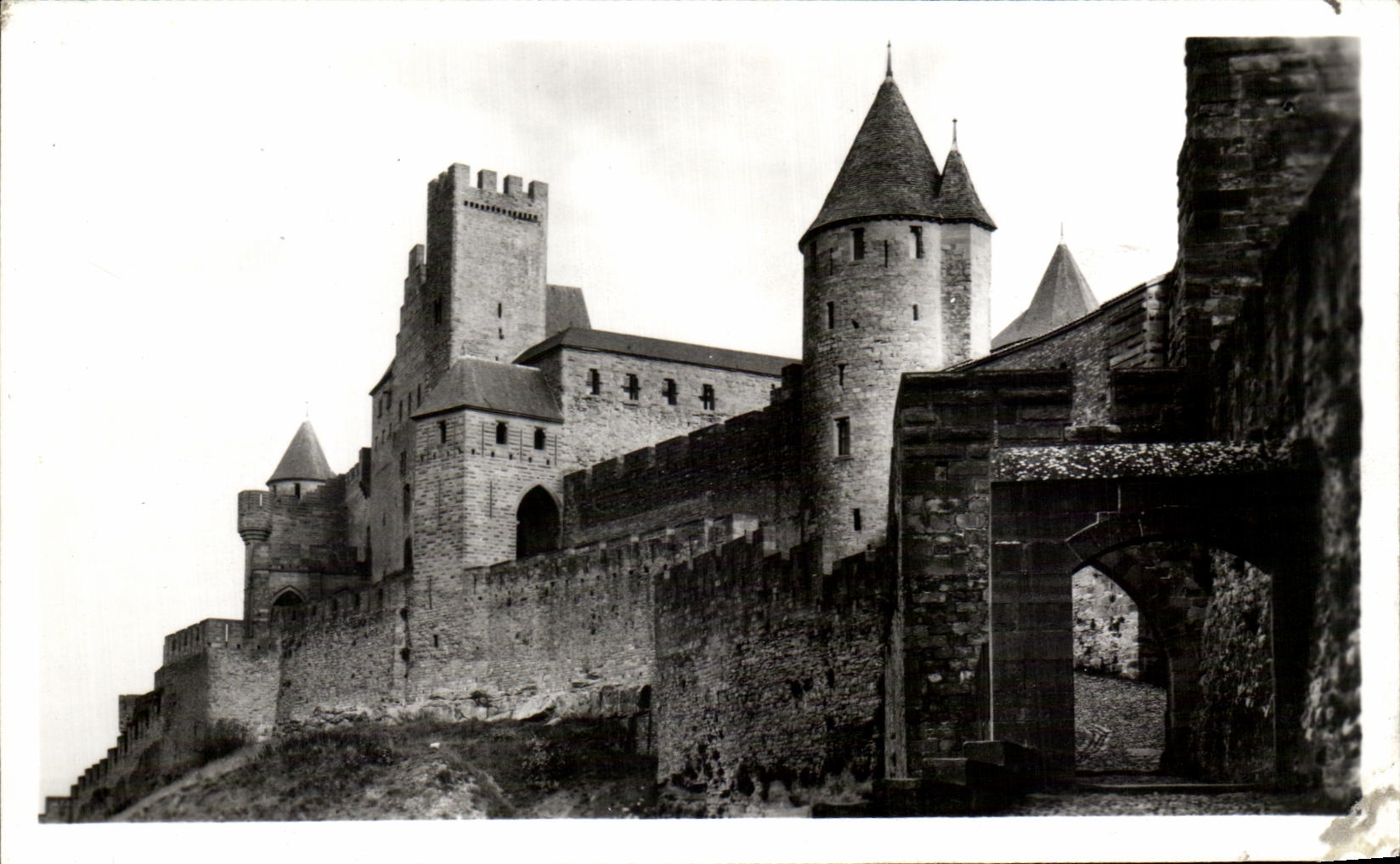 Carcassonne — Avant-porte de la Porte d'Aude — Remparts côté ouest — Édition d'Art Bel'France, Caen
