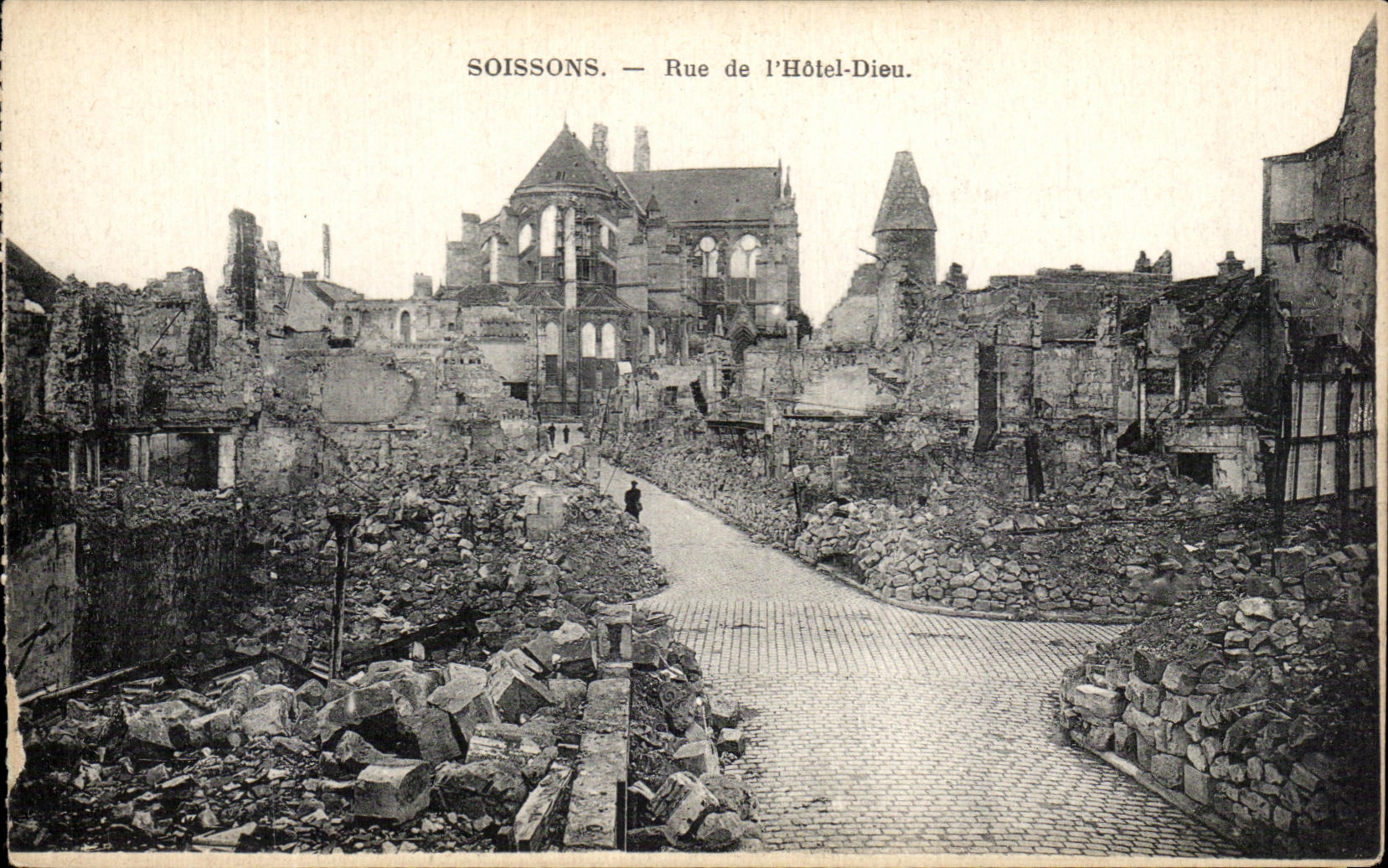 CPA Soissons Rue de I'Hotel Dieu Militaria