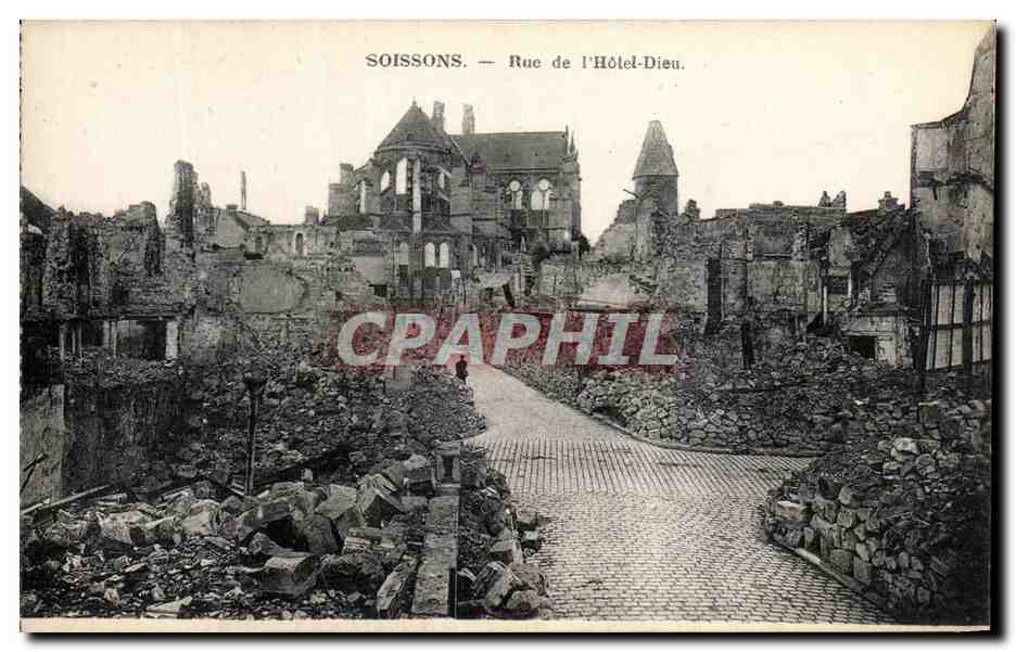 CPA Soissons Rue de I'Hotel Dieu Militaria