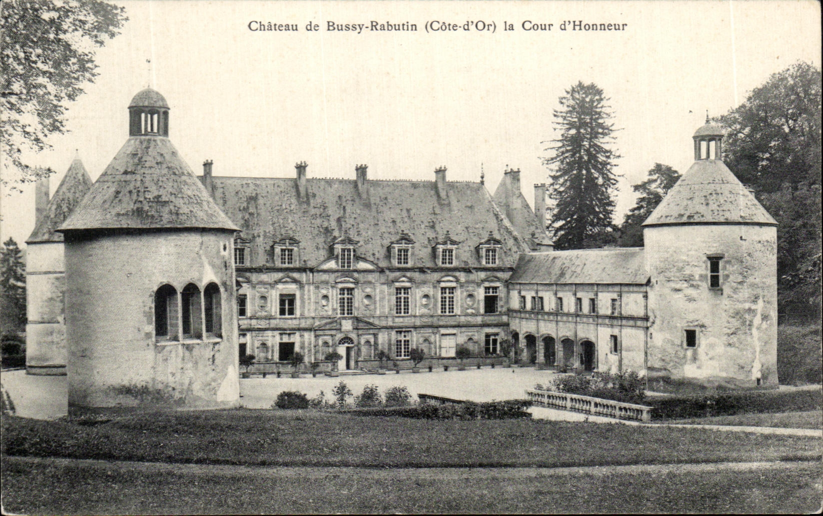 CPA Chateau de Bussy Rabutin la COur d'Honneur