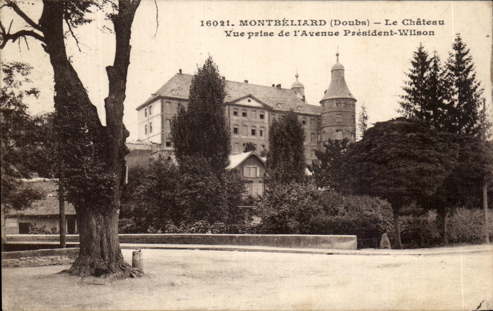 CPA Montbeliard Le Chateau Vue Prise de l'Avenue Prestdent Wilson