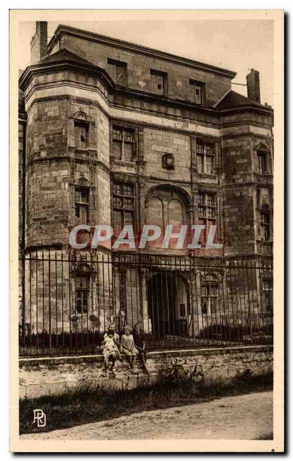 CPA Gaillon Facade du Vieux Chateau Enfants