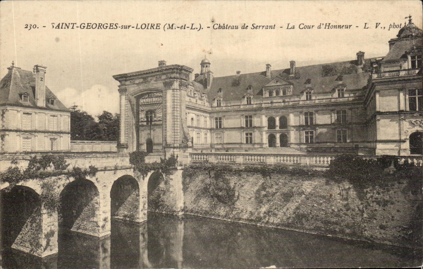 CPA Saint Georges sur Loire Cbateau de Serrant La Cour d'Honneur