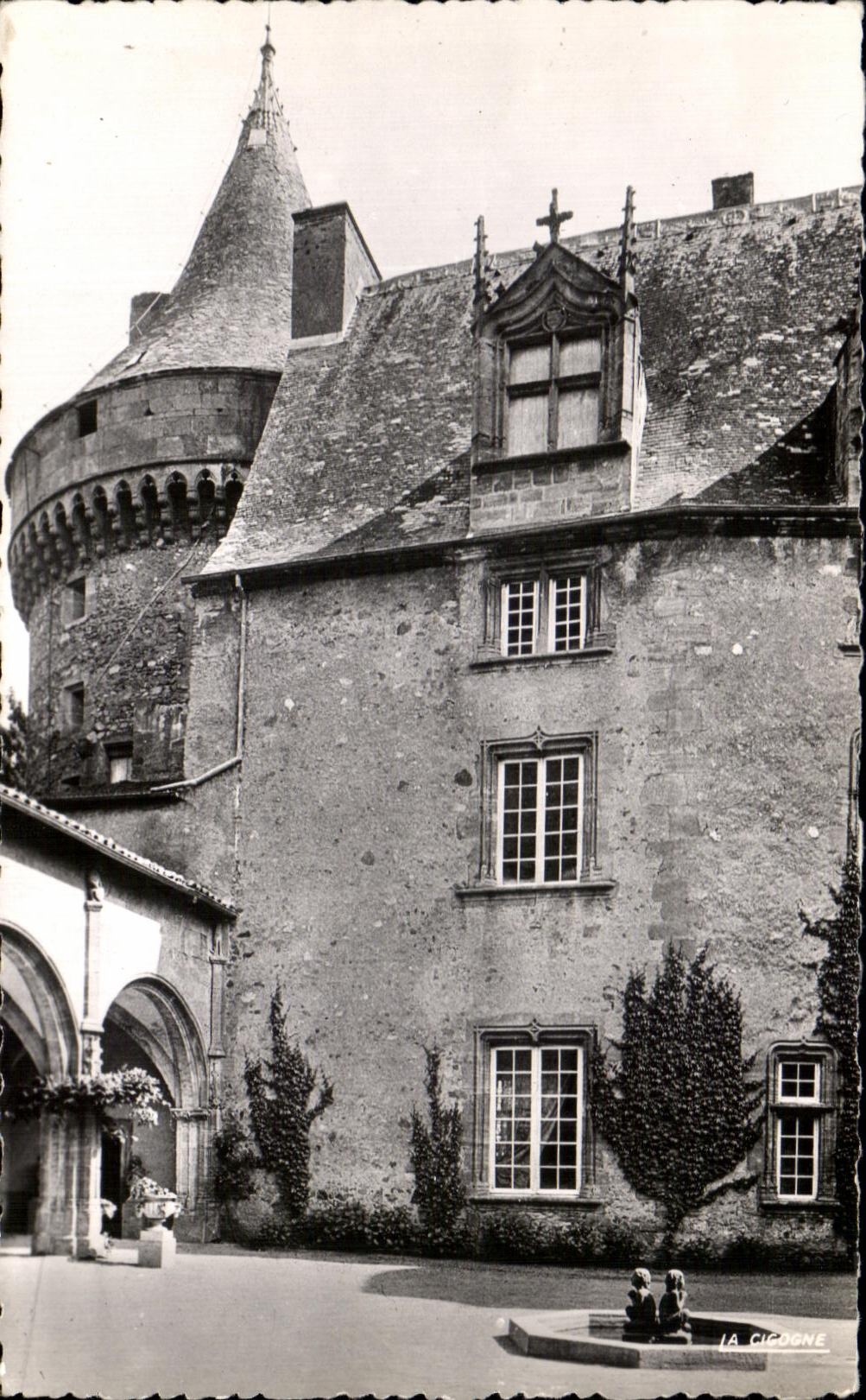 CPA Boisy Pres Roanne Chateau De Jacques Coeur La Cour d'Honneur Et La Tour Francois