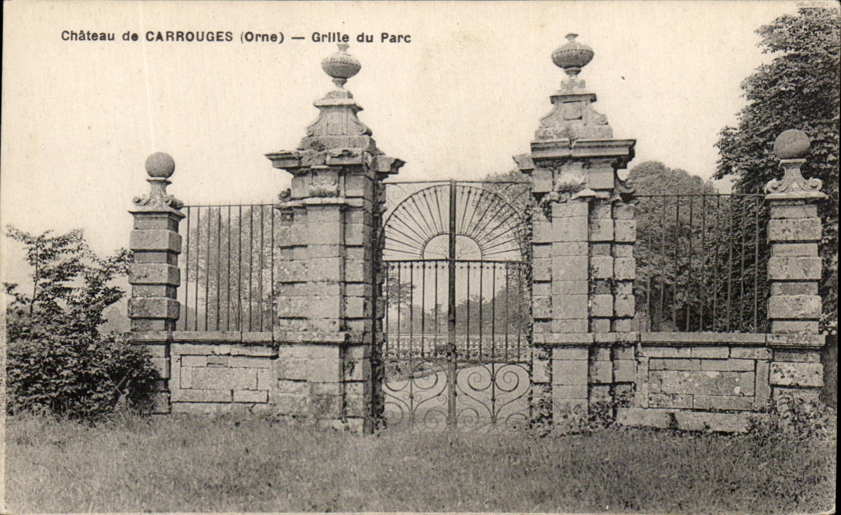 CPA Chateau de Carrouges Grille du Parc