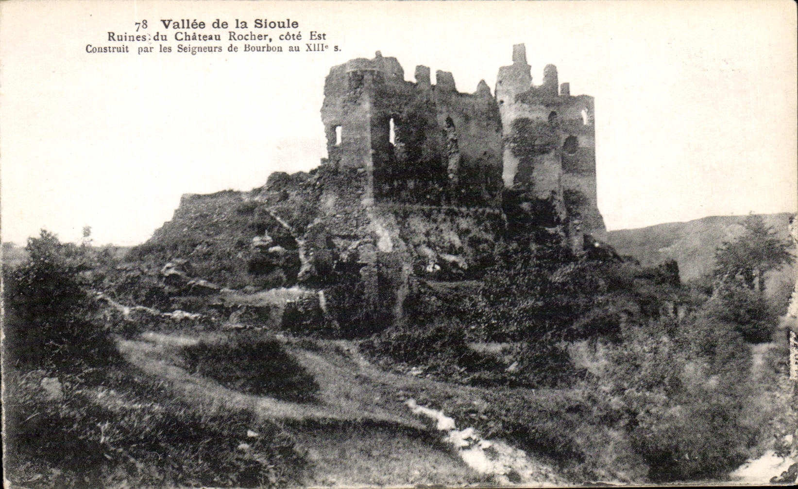 Ruines du Château Rocher — Vallée de la Sioule, côté Est — Construit par les Seigneurs de Bourbon au XIIIe s.