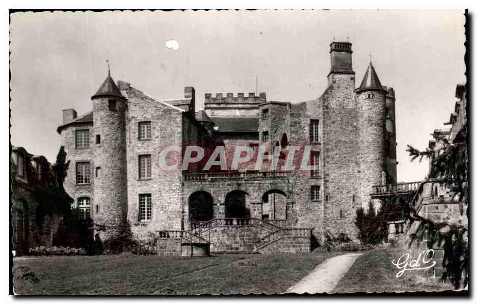 CPA L'Auvergne Chatel Guyon Cour et facade Sud du Chateau de Chazeron