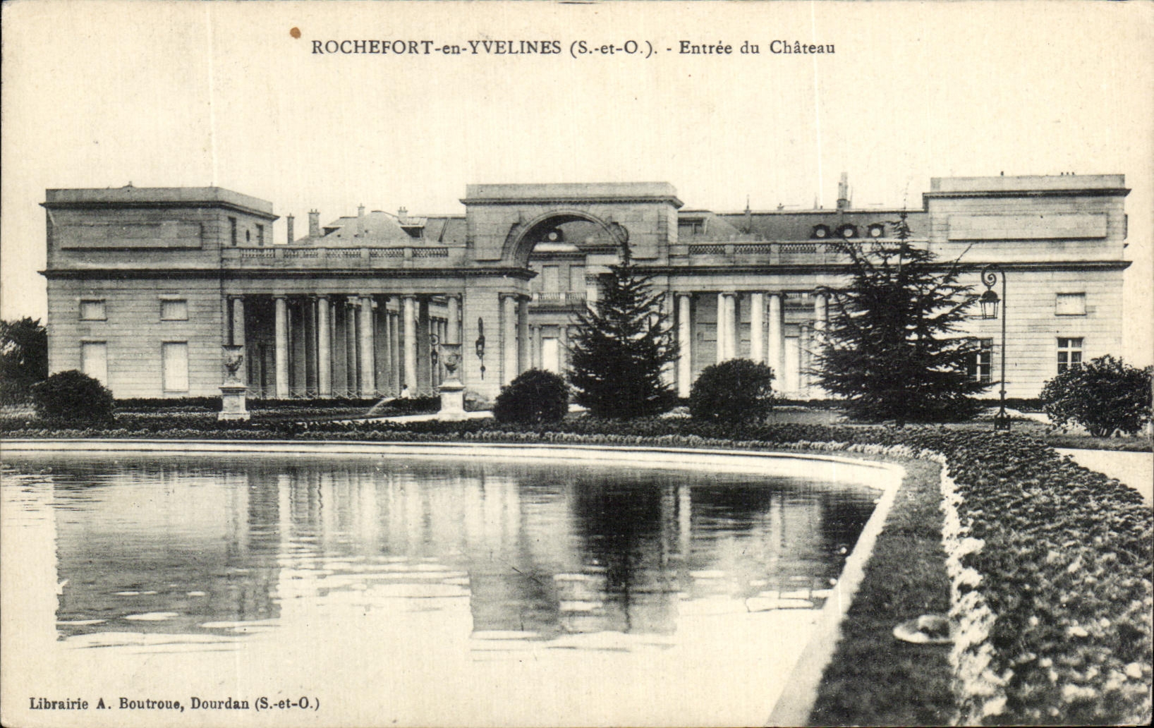 Rochefort-en-Yvelines — Entrée du Château — Librairie A. Boutroue, Dourdan (S.-et-O.)