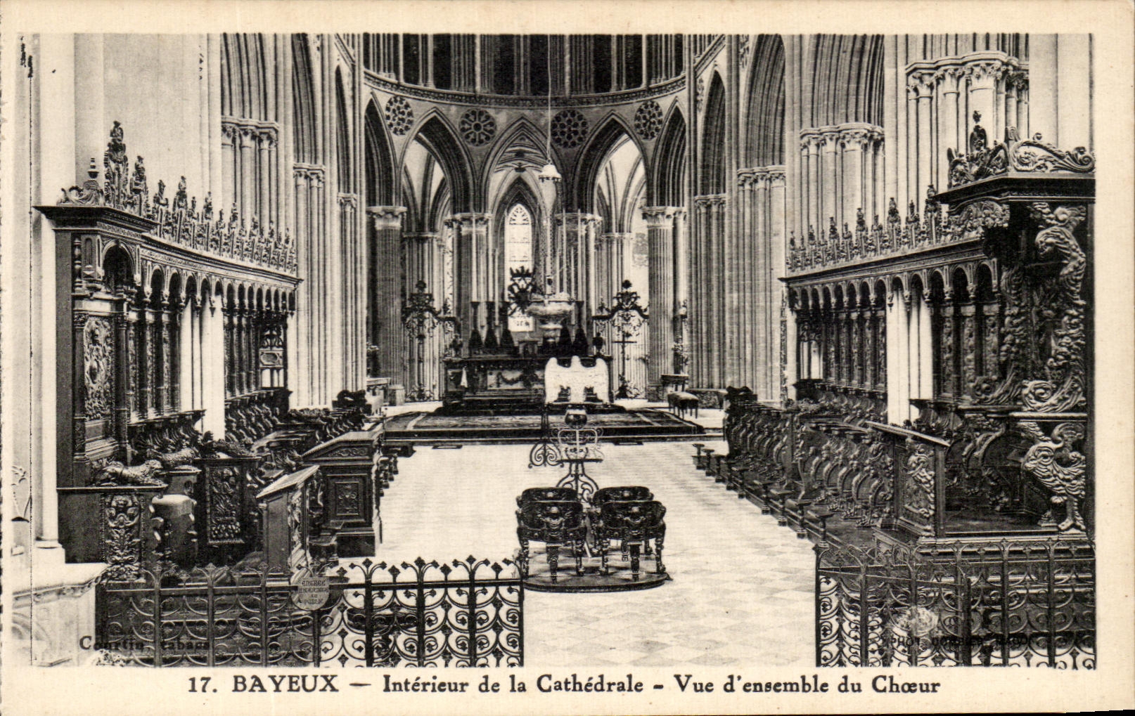 CPA Bayeux Interieur de la Cathedrale Vue d'ensemble du Choeur