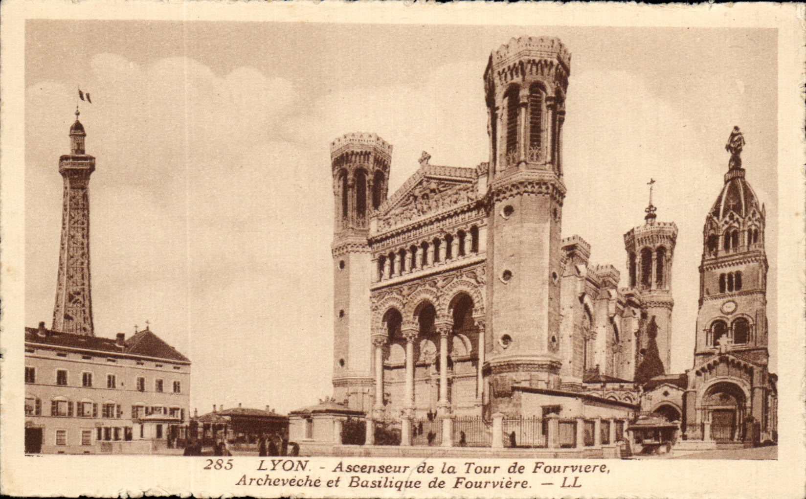 CPA Lyon Ascenseur de la Tour de Fourviere Archeveche et Bailique de Fourviere