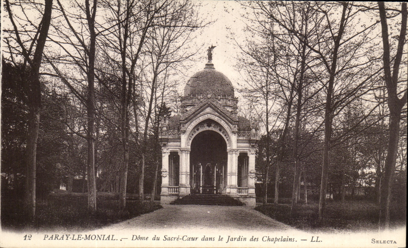 Paray-le-Monial — Dôme du Sacré-Cœur dans le Jardin des Chapelains — Selecta