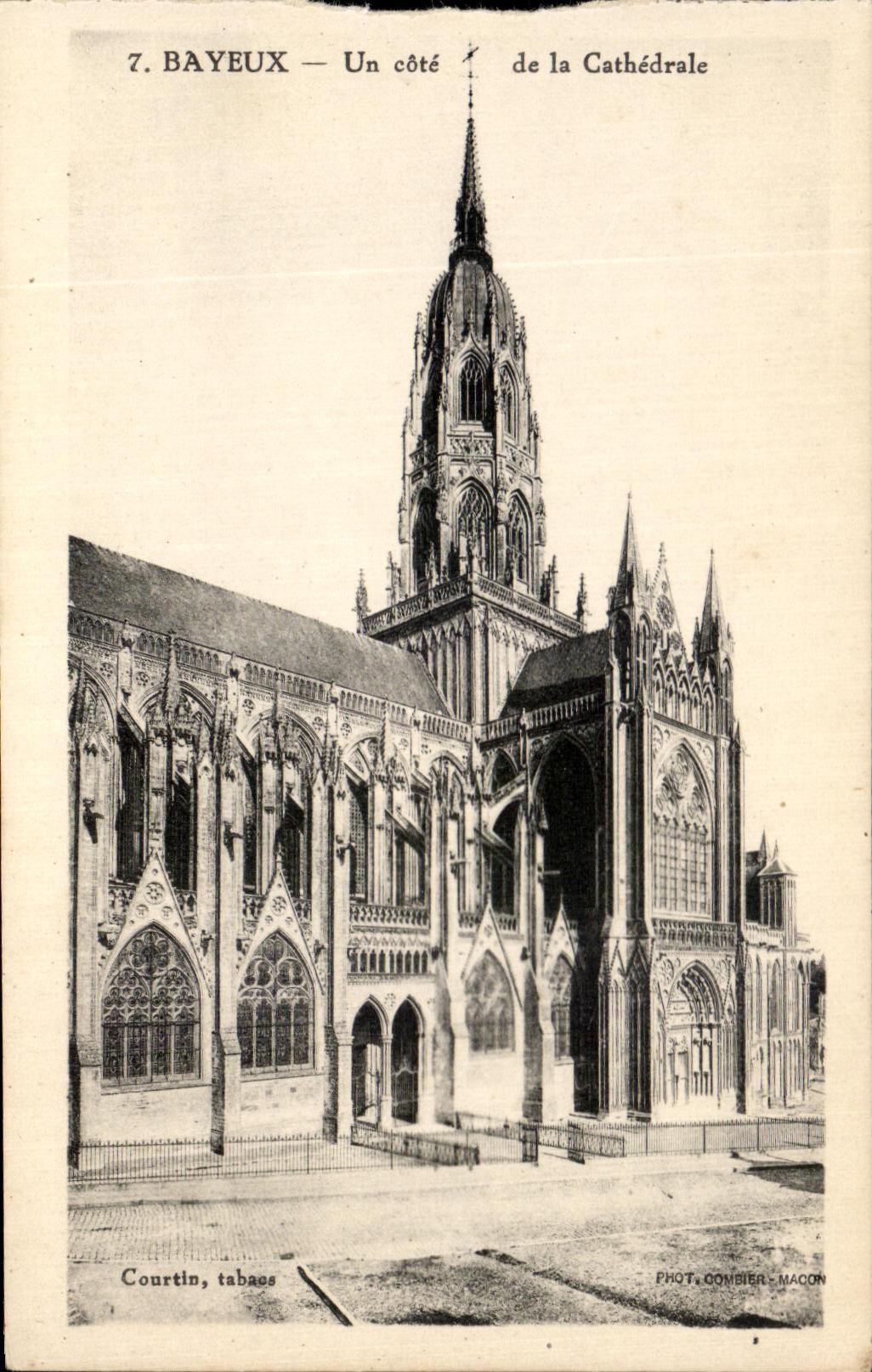 CPA Bayeux Un cote de la Cathedrale