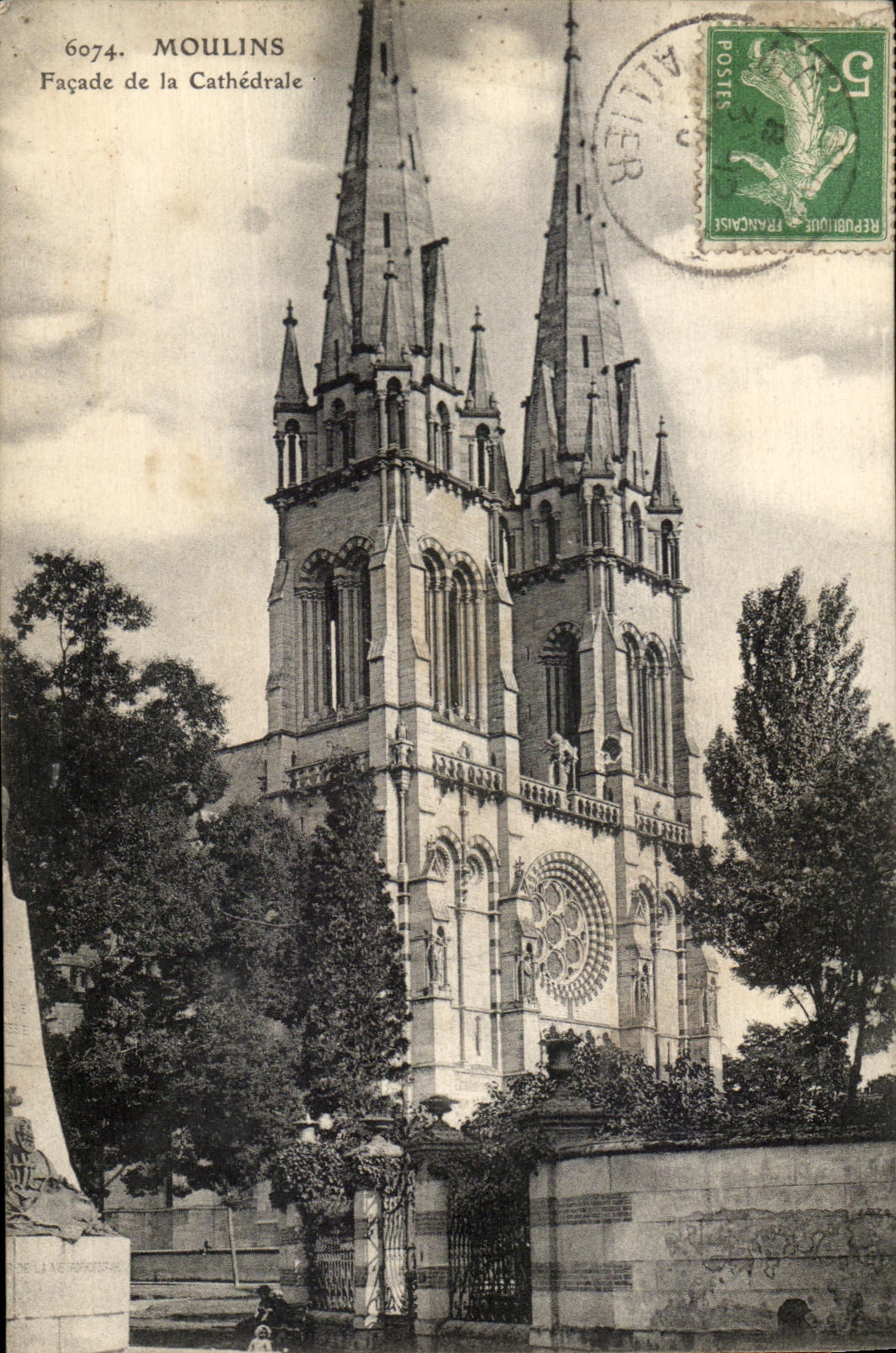 CPA Moulins Facade de la Cathedrale