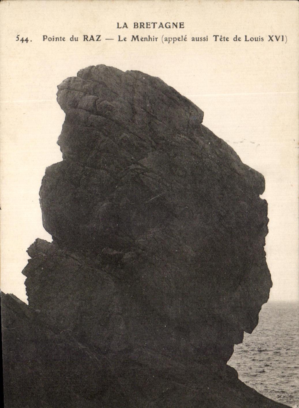 CPA La Bretagne Pointe du Raz Le Menhir Tete de Louis XVI