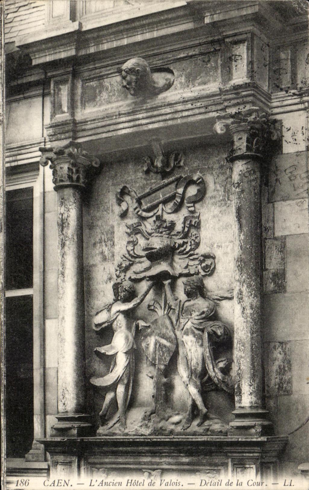 CPA Caen L'ancien hotel de Valois Detail de la Cour 
