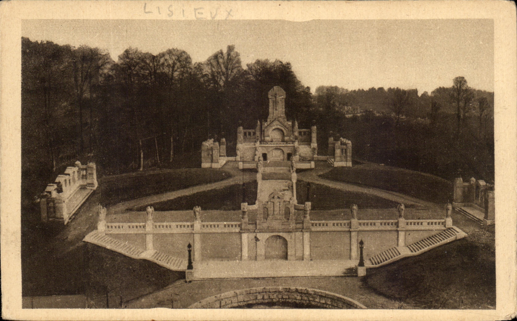 CPA Lisieux le chemin de croix le cimetiere 