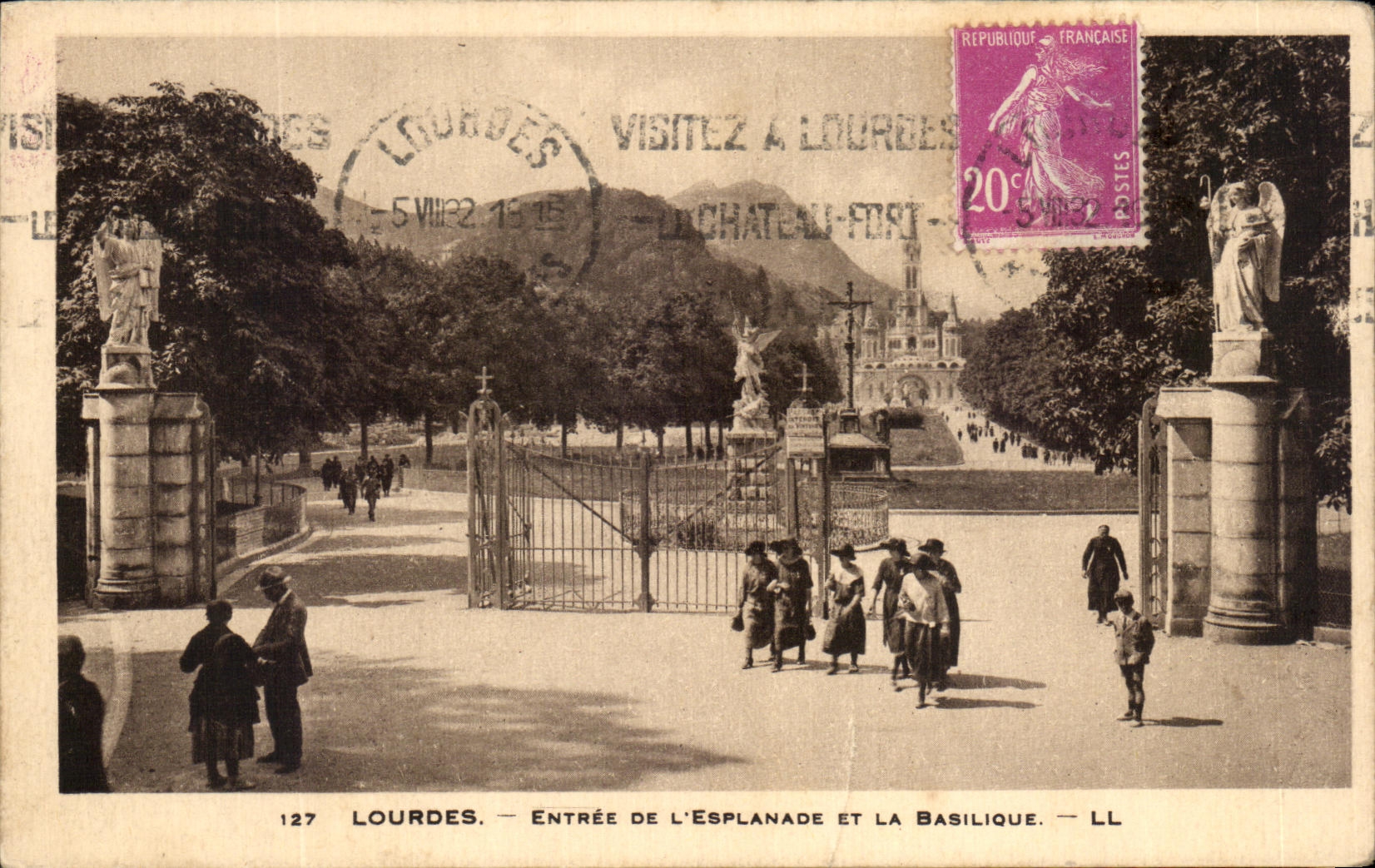 CPA Lourdes Entree de L'Esplanade Et La Basilique
