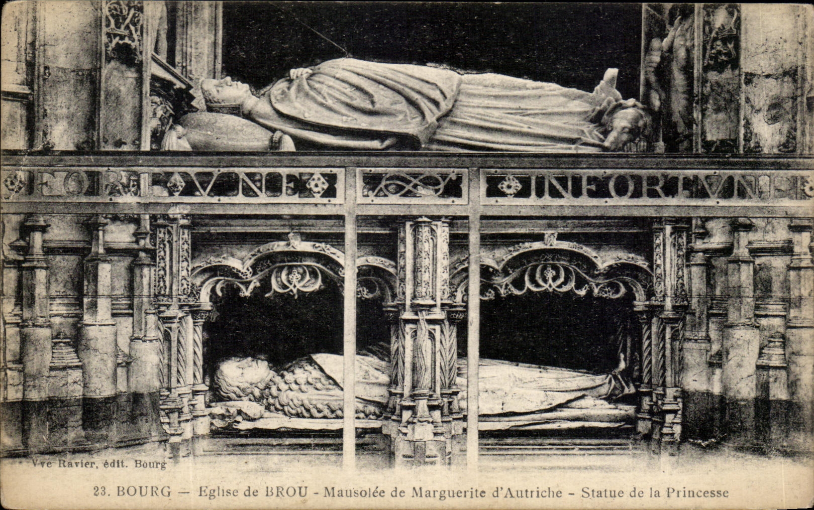 Bourg — Église de Brou - Mausolée de Marguerite d'Autriche - Statue de la Princesse