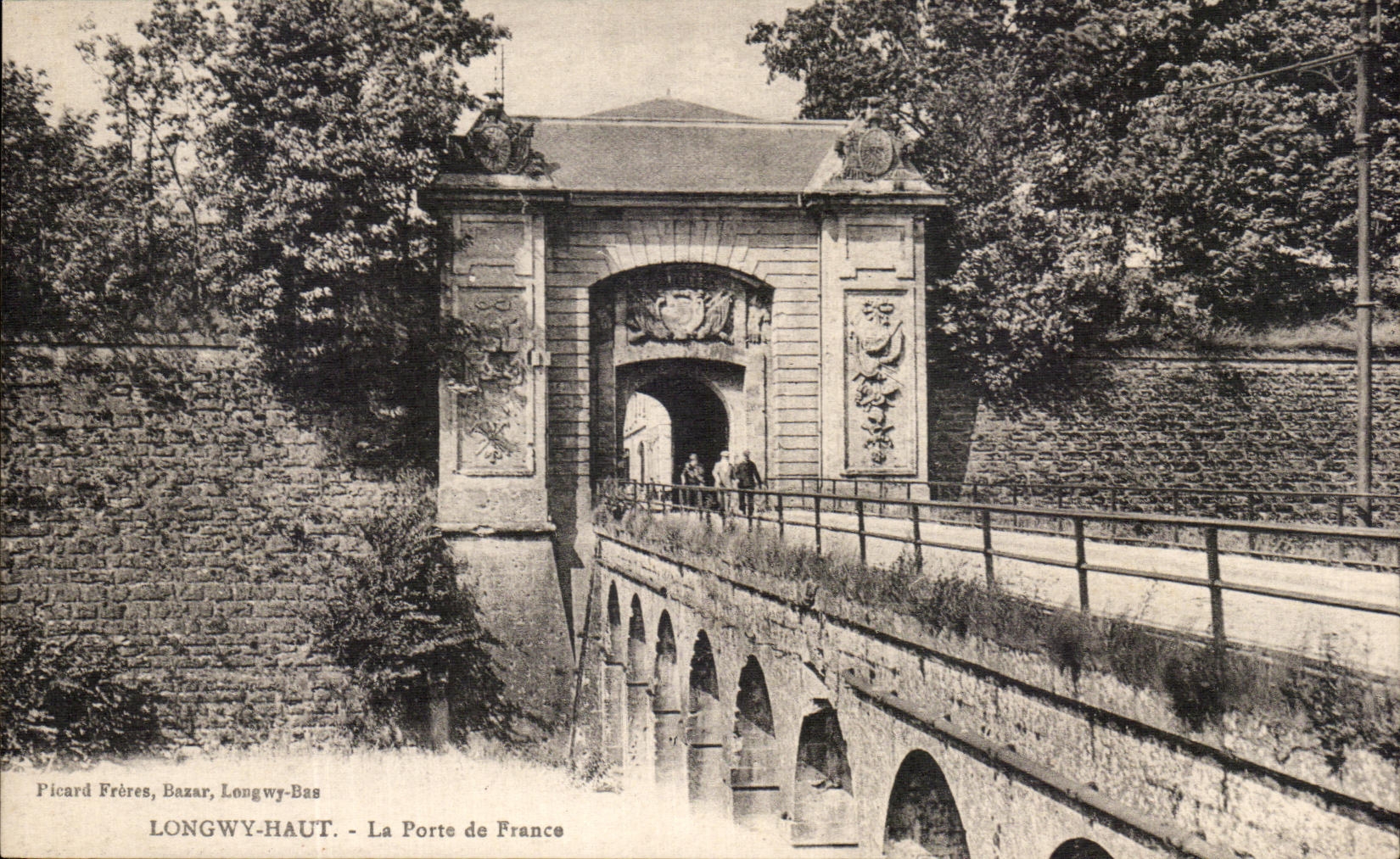 Longwy-Haut - La Porte de France — Picard Frères, Bazar, Longwy-Bas