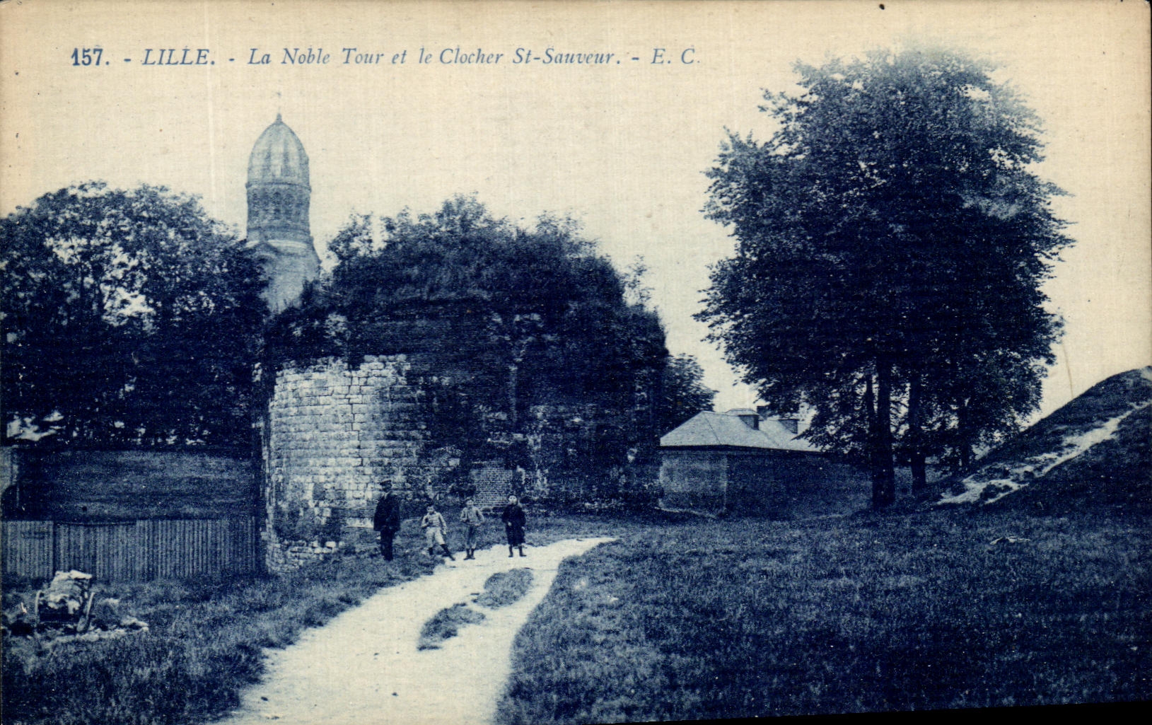 CPA Lille La Noble Tour et le clocher St Sauveur Enfants