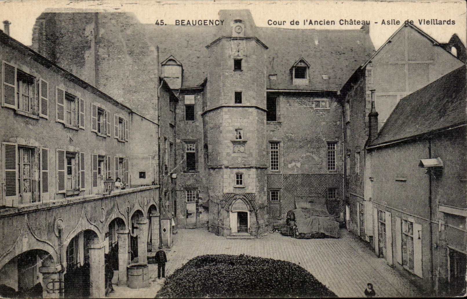 Beaugency — Cour de l'Ancien Château - Asile de Vieillards — éditeur impr. Le De-Et, Paris, n°45
