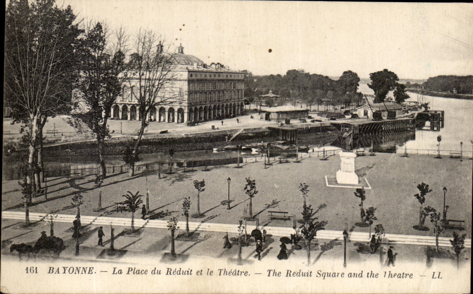 CPA Bayonne La Place du Reduit et le Theatre 