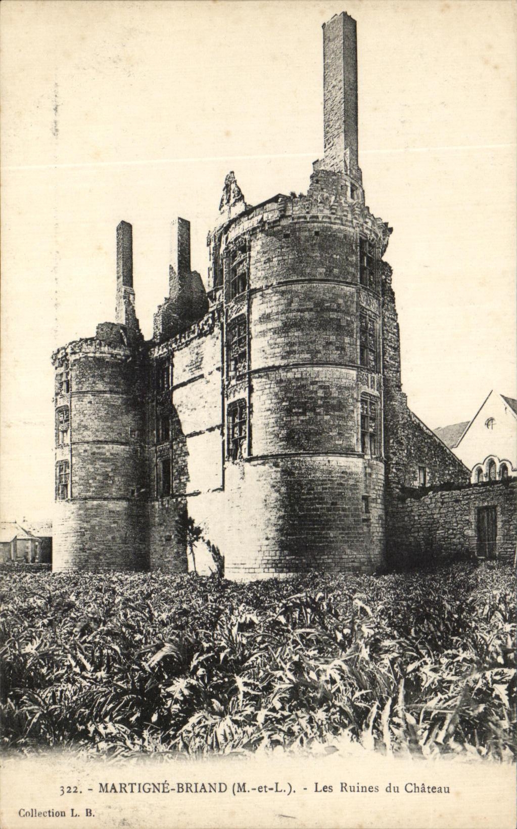 CPA Martigne Briand Les Ruines du Chateau