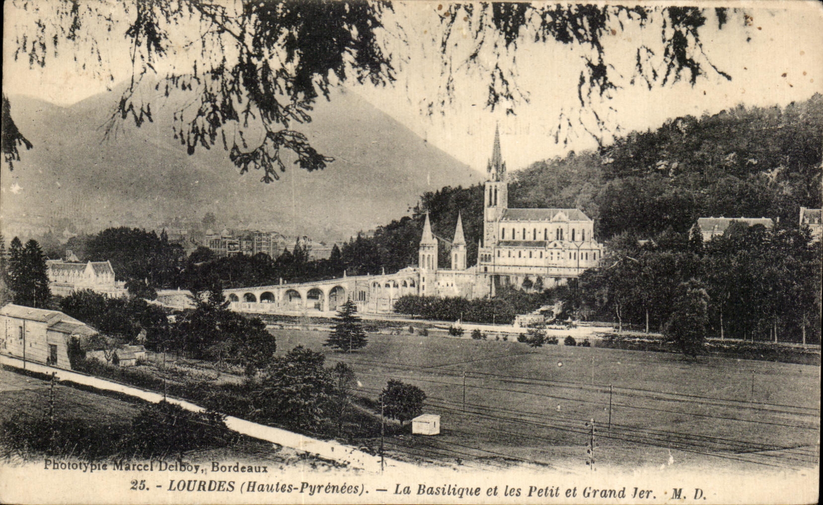 CPA Lourdes La Basilique et les Petit et Grand Jer