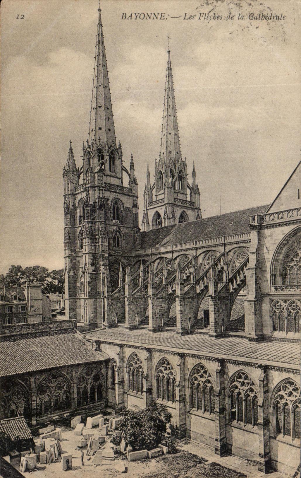 CPA Bayonne Les Fleches de la Cathedrale