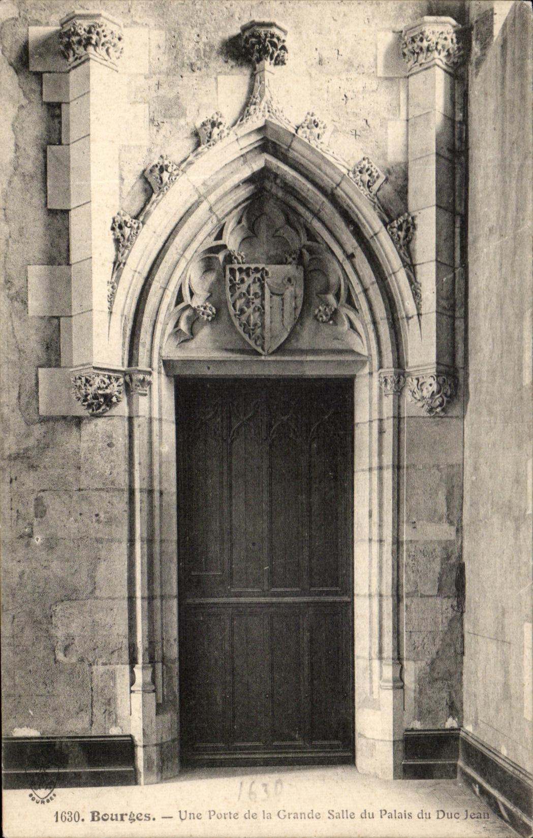 CPA Bourges Une Porte de la Grande Salle du Palais duc jean 