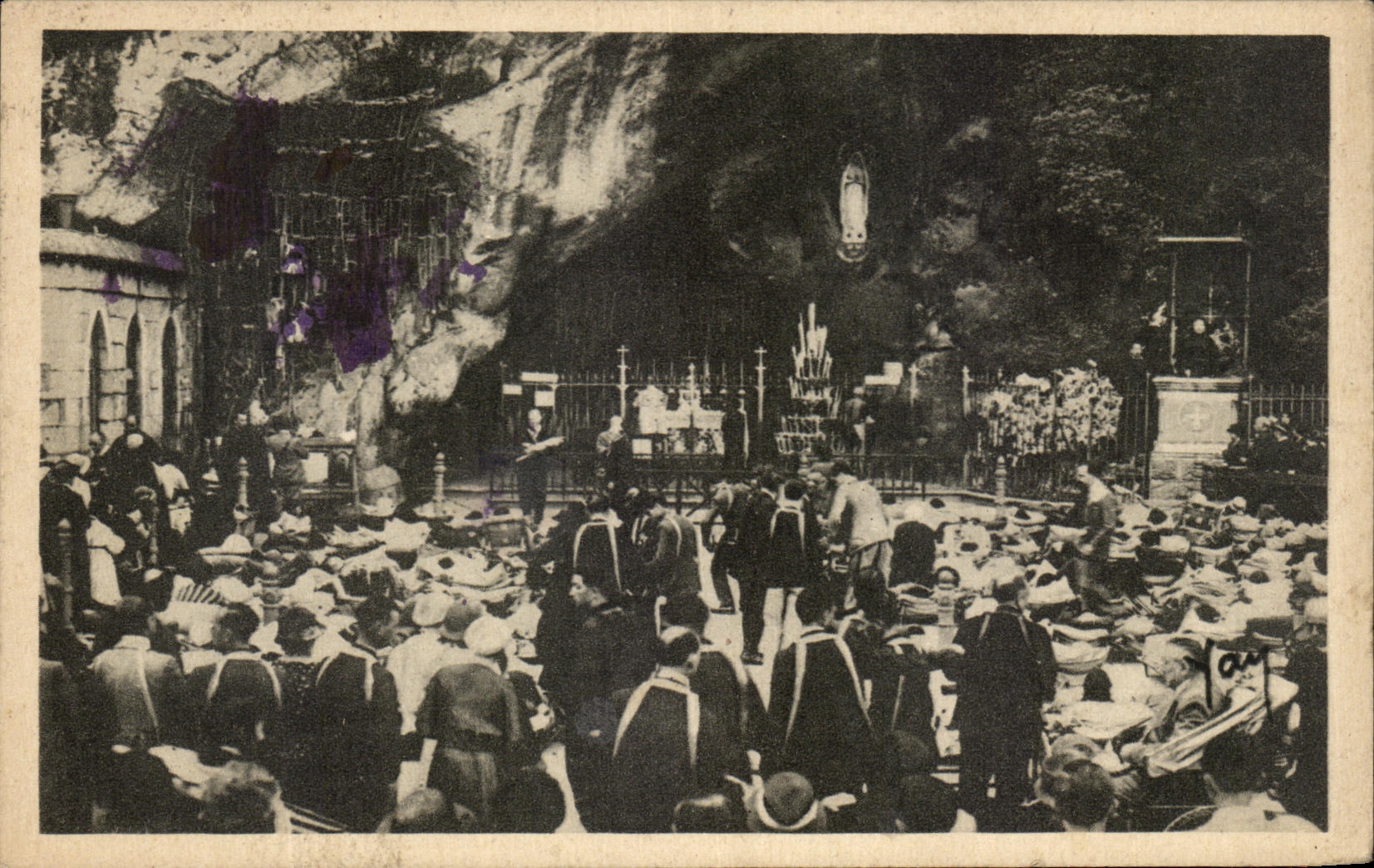 CPA Lourdes Les Malades Devant La grotte Miraculeuse