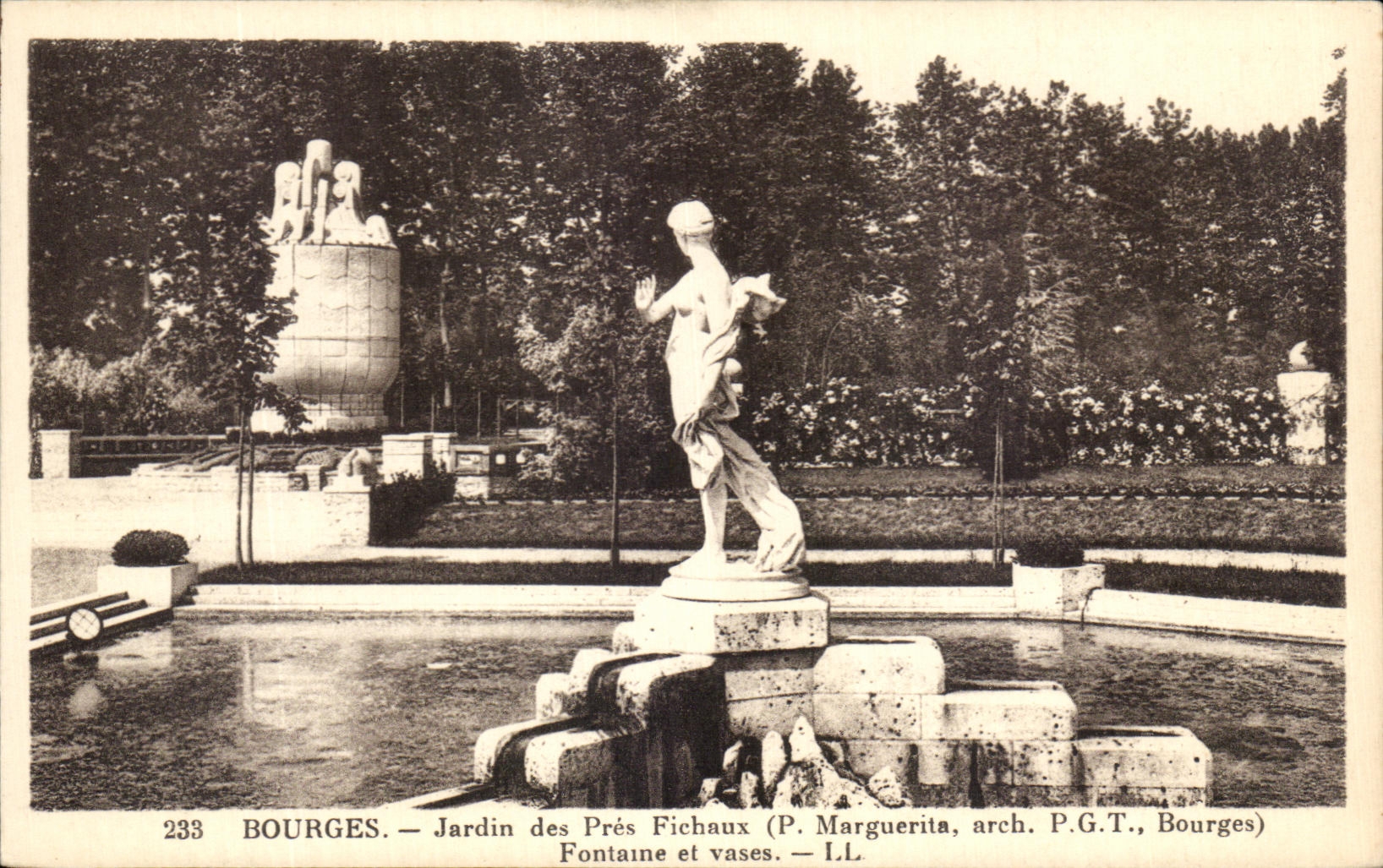 CPA Bourges Jardin des Pres Fichaux Fontaine et vases