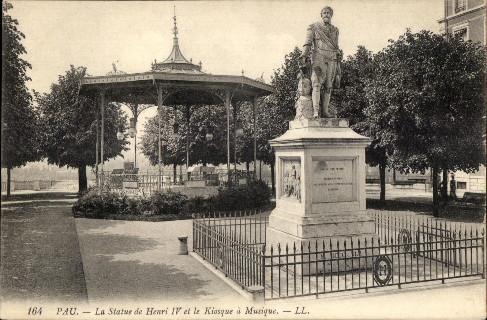 Pau — La Statue d'Henri IV et le Kiosque à Musique — LL.
