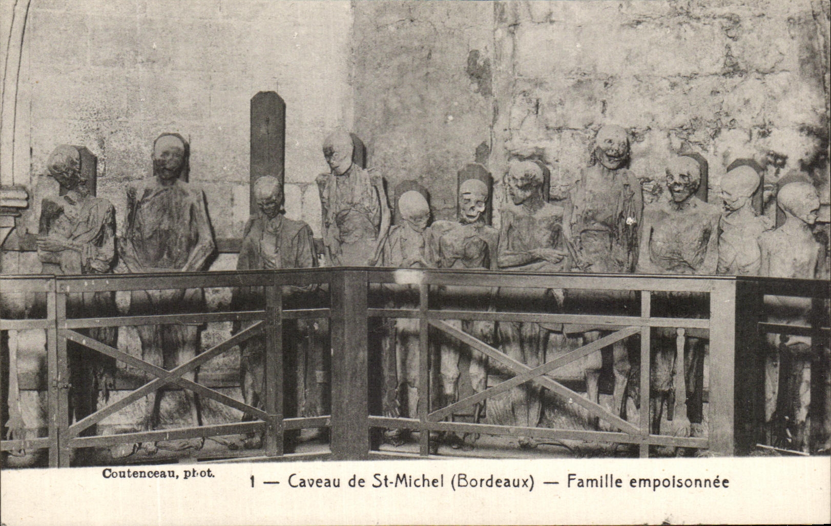 CPA Caveau De St Michel Bordeaux Famille Empoisonnee