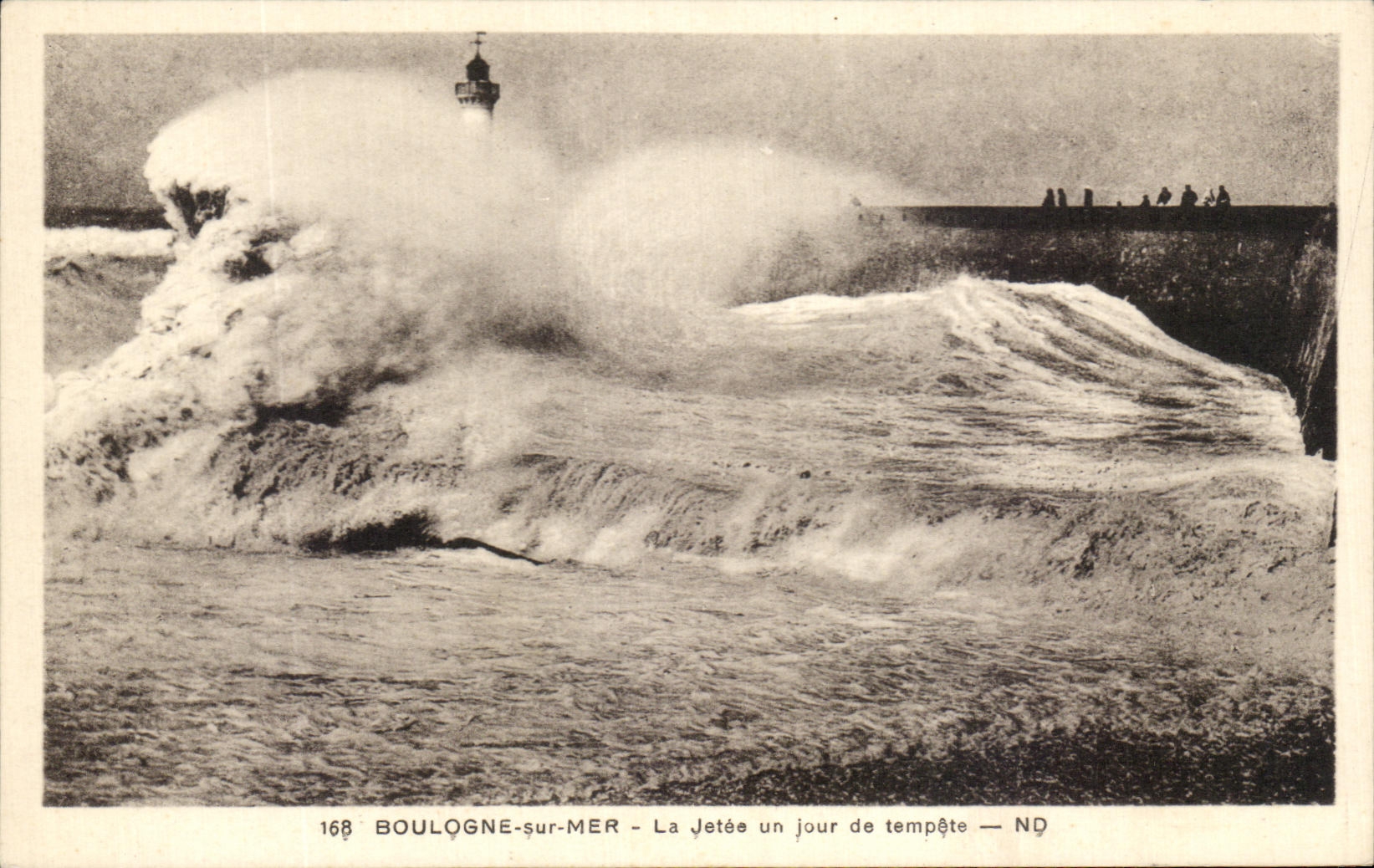 Boulogne-sur-Mer — Die Mole an einem stürmischen Tag — ND