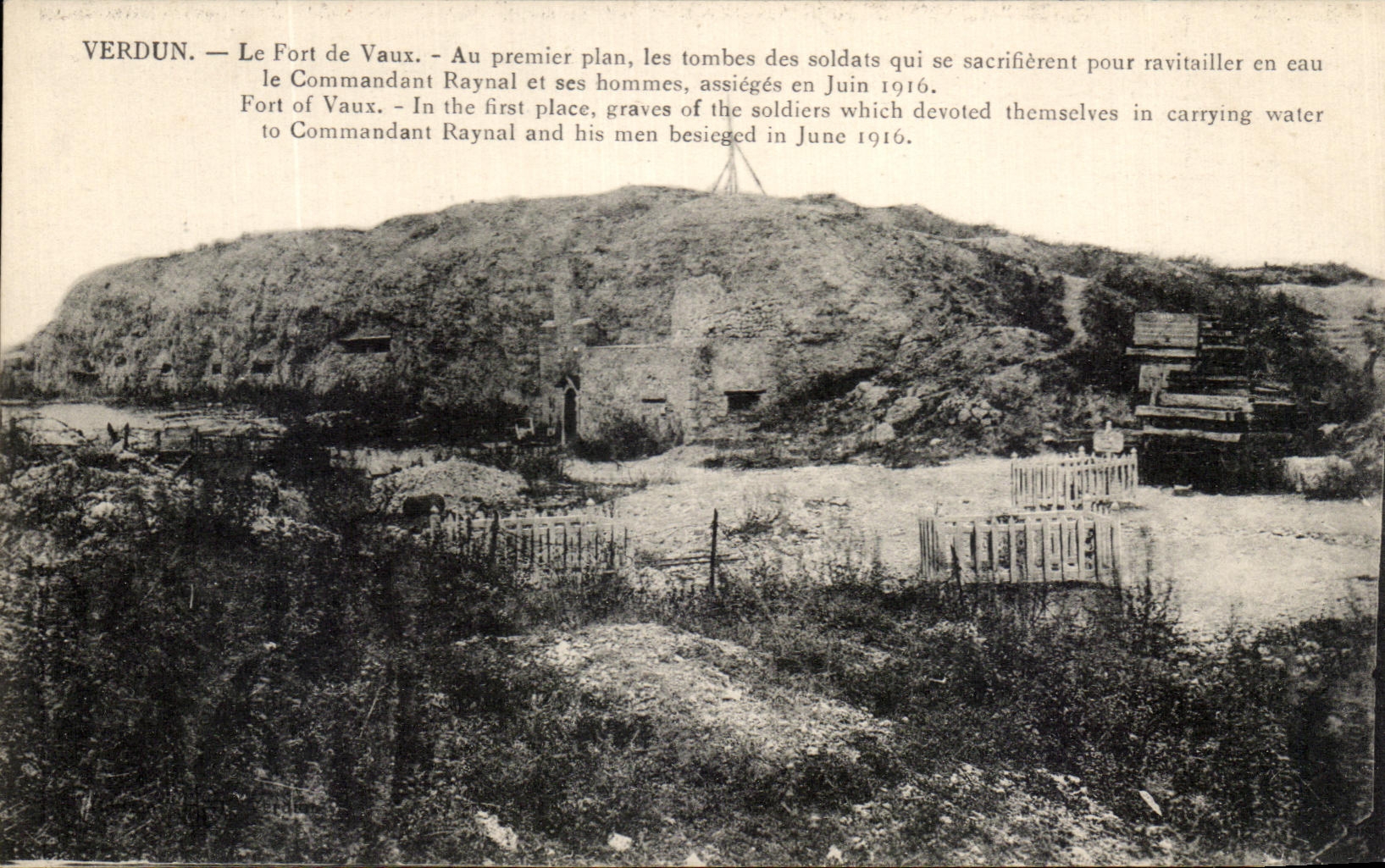 Verdun — Le Fort de Vaux — Tombes des soldats sacrifiés en juin 1916 — éditeur non visible