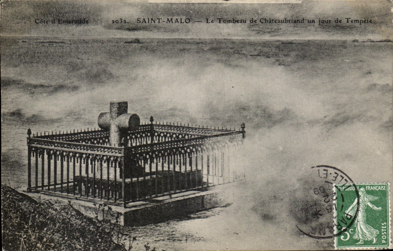 Saint-Malo — Le Tombeau de Châteaubriand un jour de Tempête — Côte d'Emeraude, n° 2032