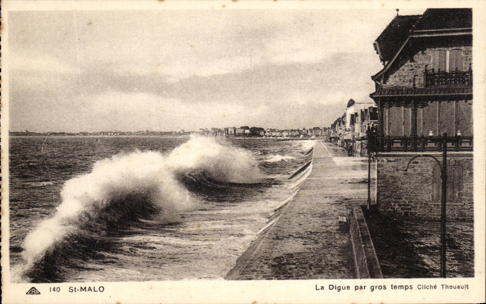 St-Malo — La Digue par gros temps — Cliché Thouault, n°140