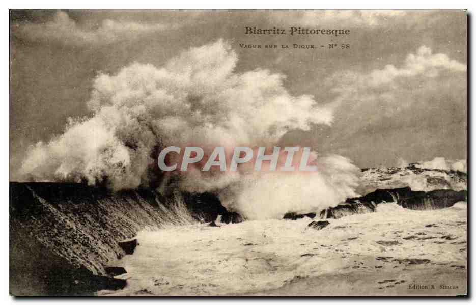 CPA Biarritz Pittoresque Vague sur la digue 