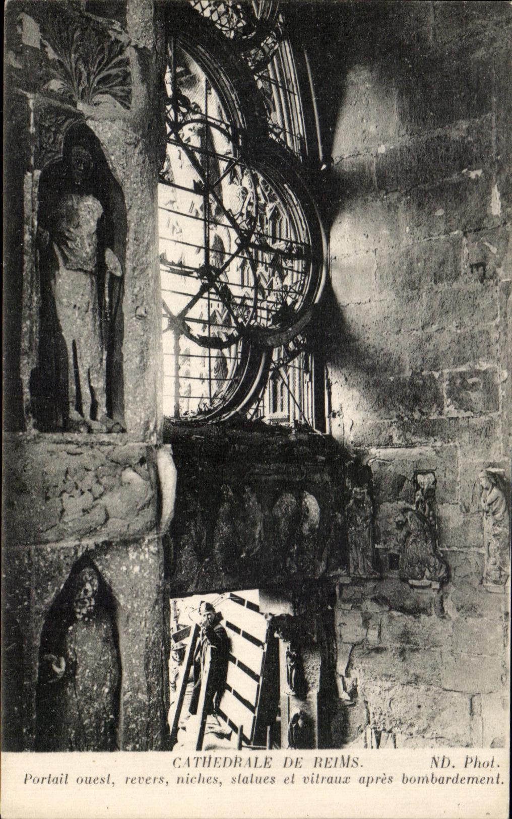 Cathédrale de Reims — Portail ouest, revers, niches, statues et vitraux après bombardement — ND. Phot.