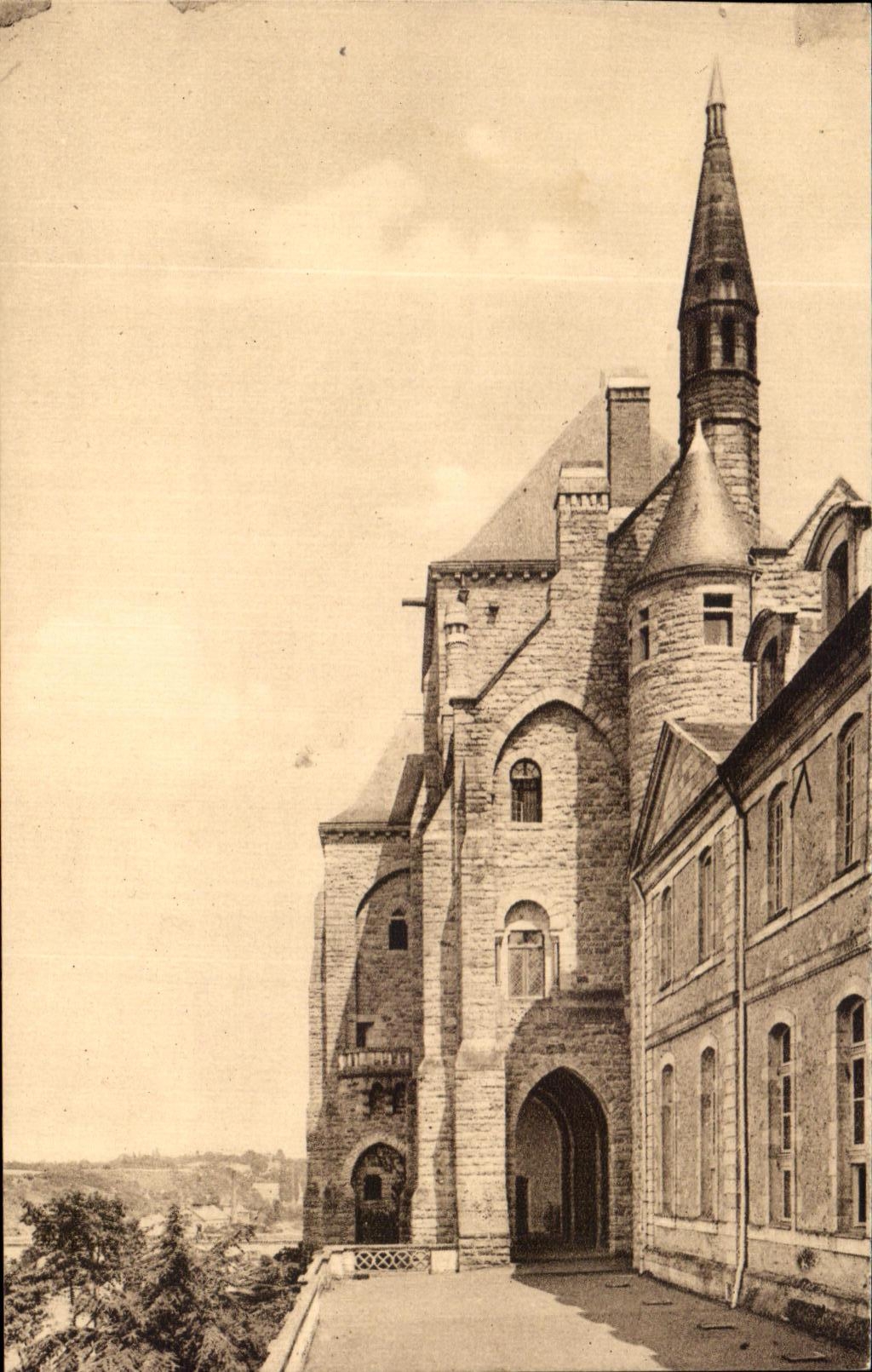 Terrasse de l'Abbaye Saint-Pierre de Solesmes dominant la Sarthe — CPAPHIL