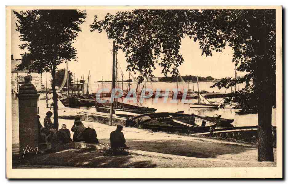 CPA La Douce France Le Croisic Le Port Vu Du Jardin Bateaux