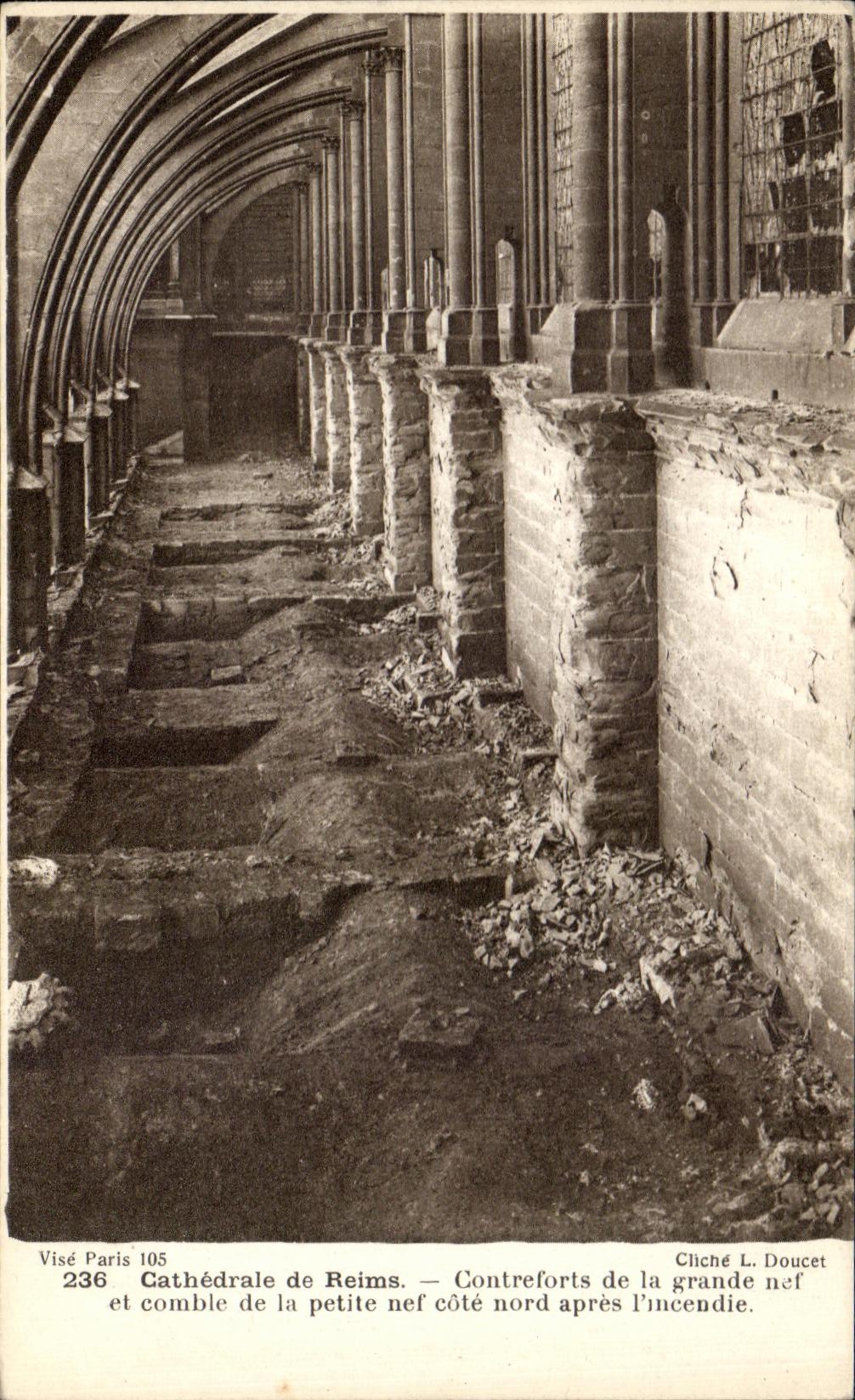 Cathédrale de Reims — Contreforts de la grande nef et comble de la petite nef côté nord après l'incendie — Visé Paris 105, n°236