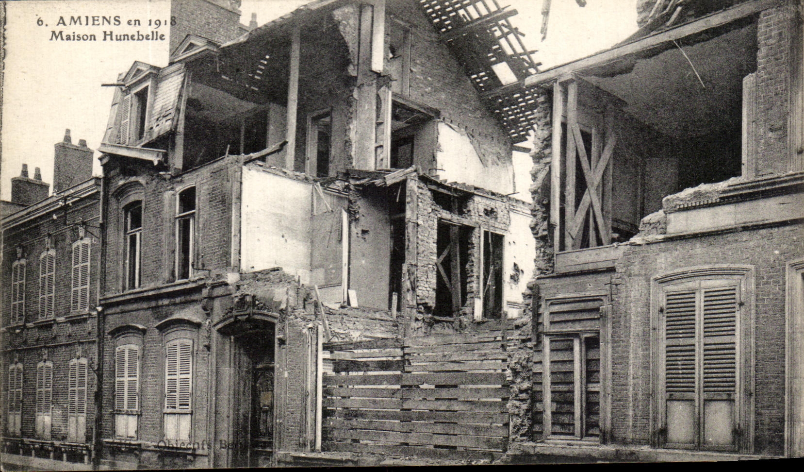 CPA Amiens maison Hunebelle Militaria